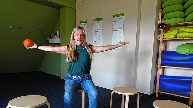 Alexandra Stötzner will älteren Menschen dabei helfen, fit zu bleiben. Ihr Kurs ist auch für Senioren im Rollstuhl oder mit Rollator ...