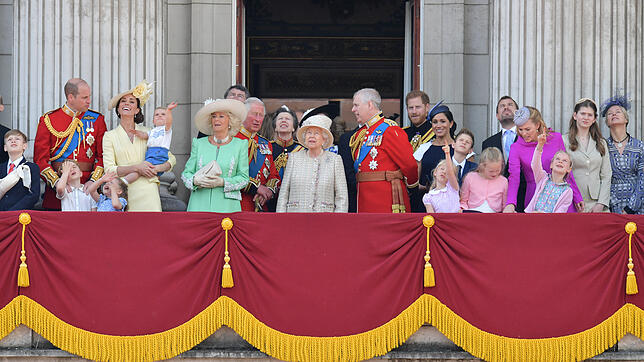 Königin Elizabeth II. (Mitte) ist bei ihrer Geburtstagsparade im Juni 2019 umringt von der Familie.