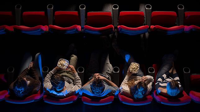 Kinobesucher sitzen mit Popcorn in einem Kino. Ein Investor möchte in Lauchringen ein Lichtspieltheater bauen, doch die Finanzierung ist ...