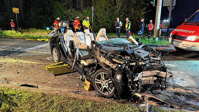 Bei einem Unfall in der Nacht von Freitag auf Samstag wurden auf der Westtangente in Singen neun Personen zum Teil schwer verletzt.