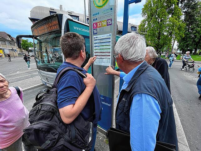 Dieter Stohr und Werner Giray am Stadtbahnhof Friedrichshafen: Stimmt der Fahrplan?