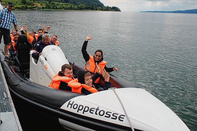 Start in eine besondere Fahrt: Die Teilnehmer dürfen etwa eine Viertelstunde über den Bodensee heizen. Ihre Aufregung beim Start ist ...