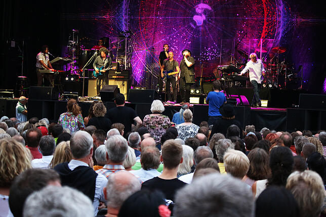 Toto auf der Bühne beim zweiten Schloss Salem Open Air. Es waren 4300 Fans in den Schlosspark gekommen.