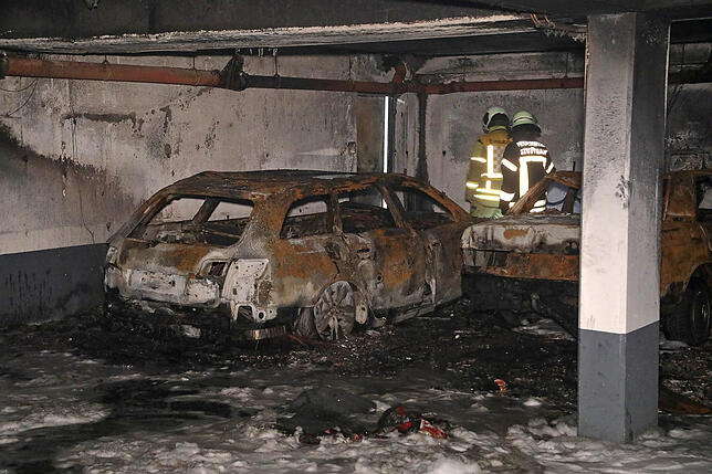 25.11.2019 (RH191125-02) Dresden - Brand mehrere PKW brannten Tiefgarage - Räuber aus dem Grünen Gewölbe als mögliche Brandstifter Gegen 5.10 Uhr kam es auf der Kötzschenbroder Straße zu einem Tiefgaragenbrand. Als die Berufsfeuerwehr (Wachen Übigau und Albertstadt) ...