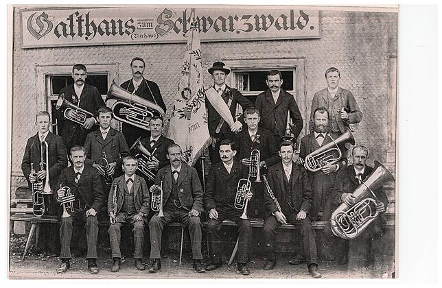 Leo Zimmermann (vierter von links) mit Mitgliedern des Musikvereins Todtmoos.