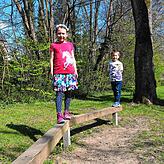 Stella und Diego balancieren auf diesem Pfahl am Tannenhof.