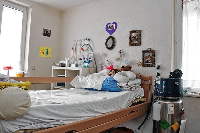 Das Kinderzimmer von Qais gleicht einer Krankenhausstation. Nachts benötigt der Junge eine zusätzliche Versorgung mit Sauerstoff. ...