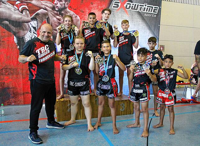 Das Team des Singener Muay-Thai-Boxclubs (von links): Trainer Ralf Hasenohr, Sarah Schäfer, Nicole Friesorger, Ylldrit Aliu, Jeromie ...