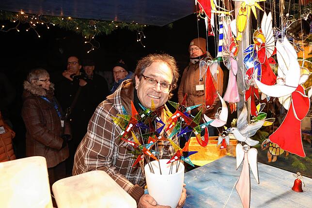 Roy Braunwarth erklärt den Besuchern, wie seine kleinen Kunstwerke entstehen.