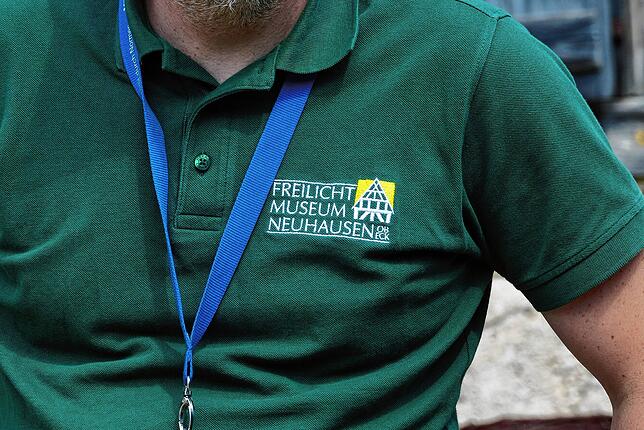 Museumleiter Jochen Schicht hat Dienstkleidung eingeführt: ein Poloshirt mit gesticktem Signet des Museums.