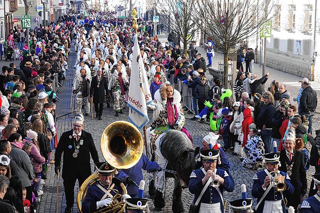 Bild 9: Warum der Fasnet-Umzug in Villingen jedes Jahr Groß und Klein fasziniert – Entdecke die Highlights!