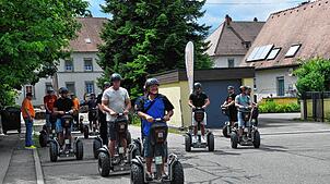 Bereits beim Start steht den Segway-Fahrern die Freude ins Gesicht geschrieben. Die Routen der Touren führen meist zu verschiedenen ...