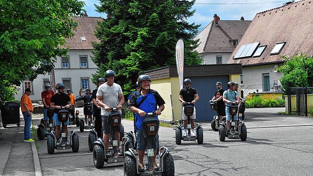 Bereits beim Start steht den Segway-Fahrern die Freude ins Gesicht geschrieben. Die Routen der Touren führen meist zu verschiedenen ...
