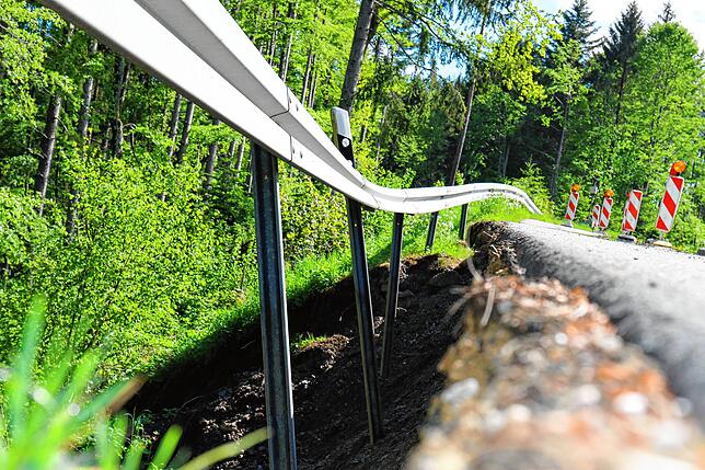 Einfach abgebrochen ist die Böschung an der L 170 kurz unterhalb des Abzweigs von der B 315 Richtung Schattenmühle.