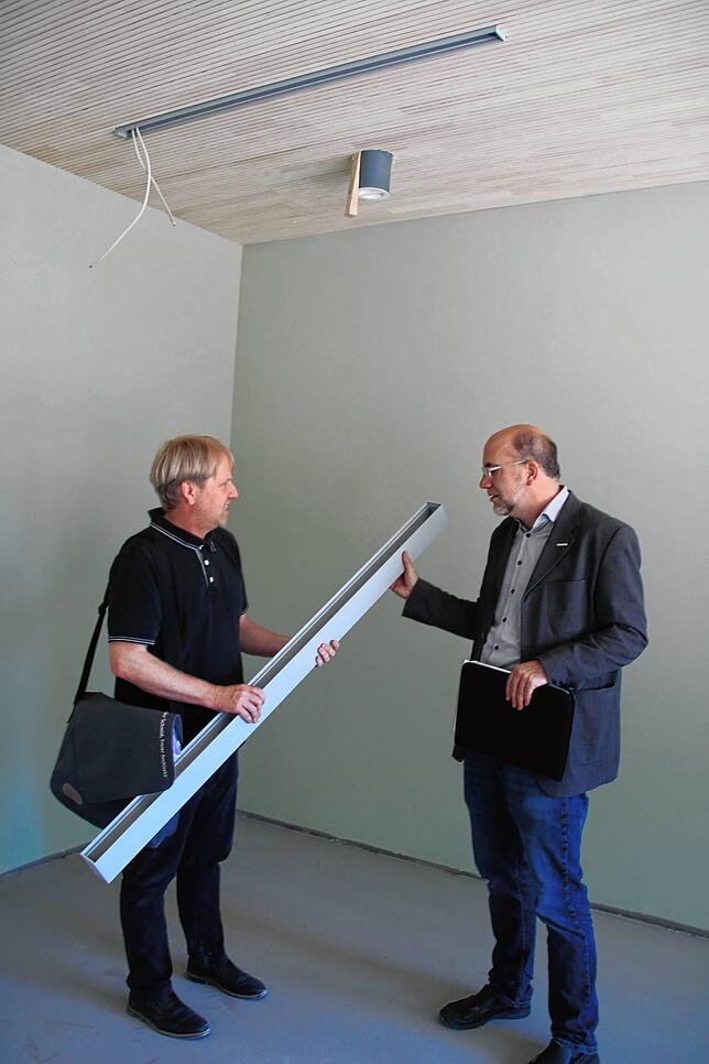 Alexander Schmid (links) und Christian Unkel begutachten die Lampen.