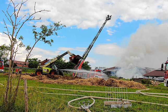 Bild 13: Großeinsatz für die Feuerwehren in Sumpfohren: Ein Gebäude des Hofs Bogenschütz brennt