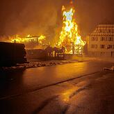 Dieses Bild entstand beim Eintreffen der Sauldorfer Feuerwehr &ndash; rechts im Bild das Wohnhaus, das die Einsatzkräfte retten konnten. ...