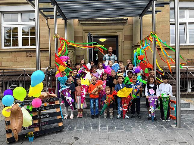 Die Schüler der Klasse 1c werden von ihrem Klassenlehrer Markus Bregenzer in der Grundschule Stockach in Empfang genommen.