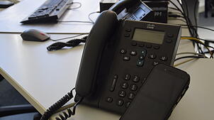 Ein Smartphone ist für ältere Menschen im Alltag oft nicht hilfreich – sie sind auf das vertraute Festnetztelefon angewiesen.