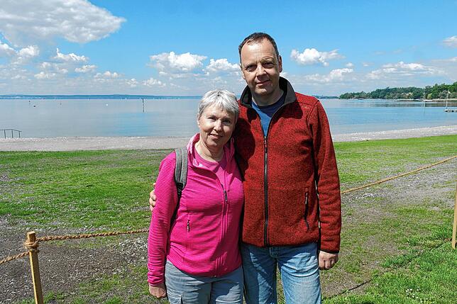 Sie freuen sich über den freien Blick über den See. Carola und Bernhard Richter finden gut, dass der Beton im Häfler Strandbad ...