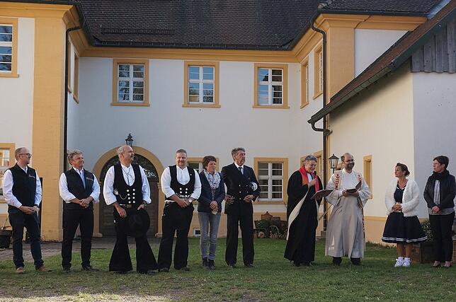 Bild 17: Der Theaterverein Zeitschleuse stellt bei der Schiffstaufe am Kloster in Riedern am Wald einen Teil seiner Kulisse für die nächste Saison vor