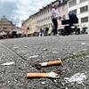 Achtlos weggeworfene Zigarettenkippen: davon soll es in Zukunft weniger in Konstanz geben.