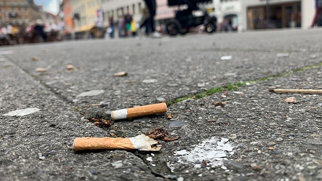 Achtlos weggeworfene Zigarettenkippen: davon soll es in Zukunft weniger in Konstanz geben.