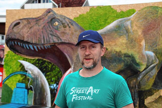 Stundenlang malt Nikolaj Arndt täglich auf dem Marktplatz in Blumberg an seinem 3D-Bild mit dem Dinosaurier T Rex.