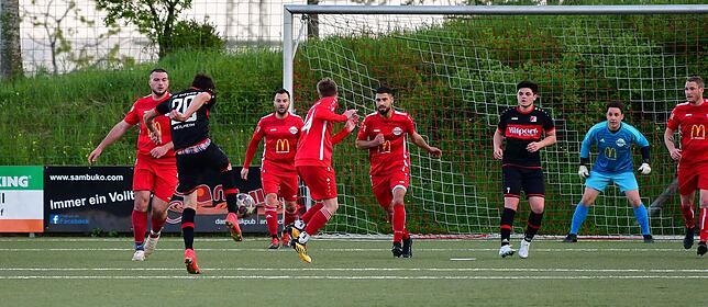 Bild 11: FC Rot-Weiß Weilheim besiegt den FC Wallbach im &bdquo;Duell am Strich&ldquo; mit 3:1 &ndash; wir haben die Bilder!