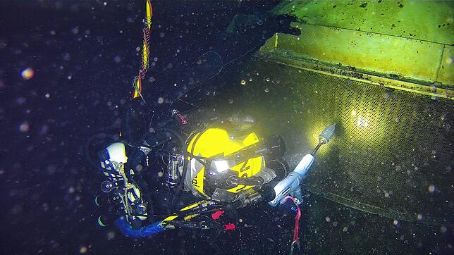 Lutz Wendel setzt den Hochdruckreiniger in 60 Metern Tiefe ein, um die Filtersiebe der technischen Anlagen der Bodensee-Wasserversorgung ...