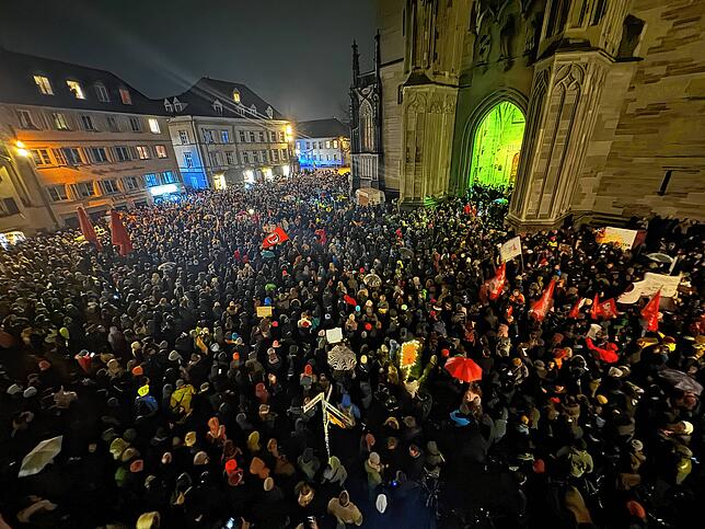 Rund 7000 bis 8000 Menschen sind am Mittwochabend auf dem Konstanzer Münsterplatz und in den angrenzenden Gassen, um gegen ...