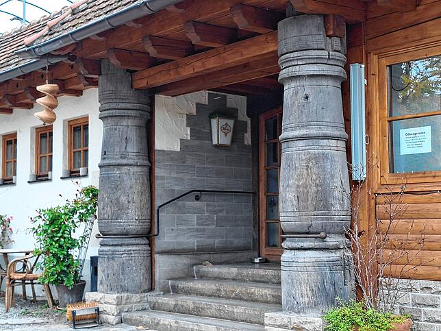 Die Eichensäulen am Eingang des Gasthof „Kranz“ in Radolfzell-Liggeringen. Gastwirt Markus Honstetter baute sie dort 1985/86 ein. Er ...