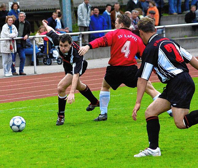 Letzte Saison: Oliver Baumgartner (links) als Aktiver des SV 08 Laufenburg im Spiel gegen den SV Kappel in der Saison 2001/02.