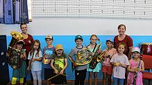 Neun Kinder im Grundschulalter haben beim Musikverein Luttingen verschiedene Instrumente ausprobiert und wurden von Vanessa Ebner ...