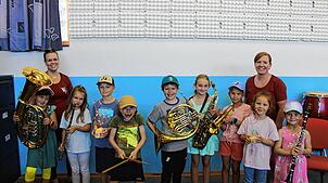Neun Kinder im Grundschulalter haben beim Musikverein Luttingen verschiedene Instrumente ausprobiert und wurden von Vanessa Ebner ...