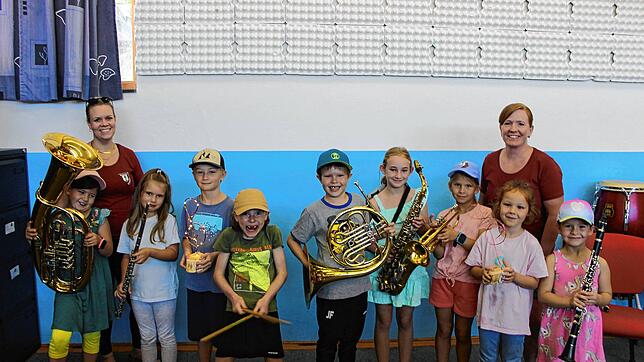 Neun Kinder im Grundschulalter haben beim Musikverein Luttingen verschiedene Instrumente ausprobiert und wurden von Vanessa Ebner ...