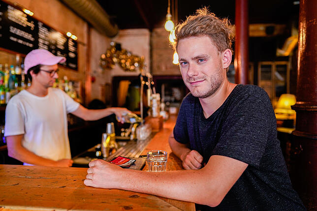 Hendrik Meier, hier in der Mannheimer Bar Hagestolz, wurde 2018 erster Nachtbürgermeister in Deutschland.
