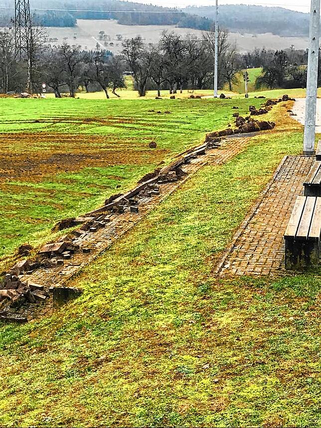 Abrissreif: Beim SV Untermettingen wird der Sportplatz „Eichengrün“ komplett umgebaut. Es entsteht ein neuer Kunstrasenplatz.