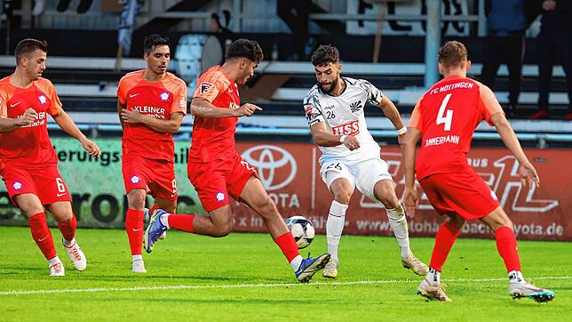 Mokhtar Boulachab (weißes Trikot) fehlte zuletzt bei den Villingern. Beim Gastspiel in Ravensburg ist er aber wieder dabei. Bild: R. Müller