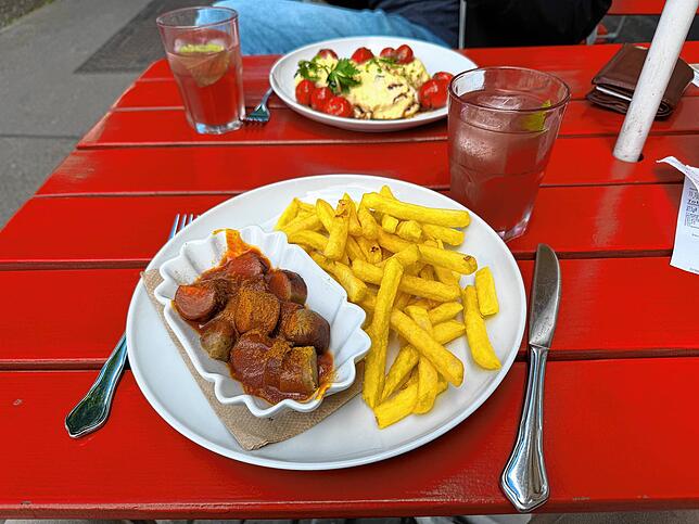 Die vegane Curry-Wurst ist optisch nicht als fleischlose Alternative zu erkennen.