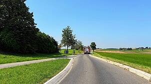 Die Feuerwehr Dauchingen am Ortsausgang stehend. Ein Mannschaftswagen fährt suchend die Strecke zwischen Dauchingen und dem ...
