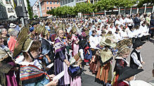Nach der Prozession am Hausherren-Sonntag durch die Altstadt: Die Trachtengruppe Alt Radolfzell (vorne links), Ministranten und ...