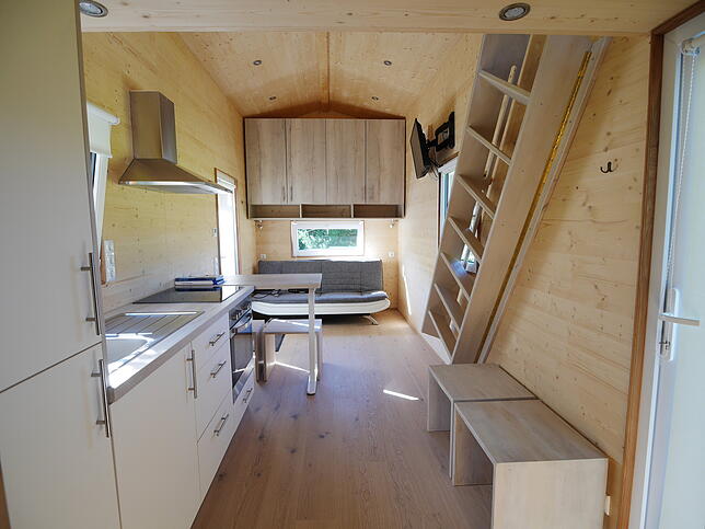 Das Tiny House ist geräumiger, als es von außen vermuten lässt: Auf 36 Quadratmetern bietet es Platz für bis zu vier Personen. Der ...