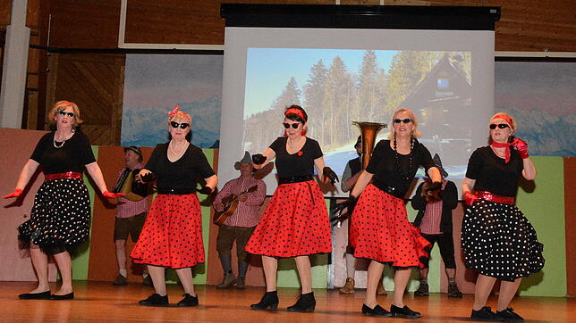 Die Wandergruppe Petra bei ihrem Showtanz &bdquo;Alpenmix&ldquo;.