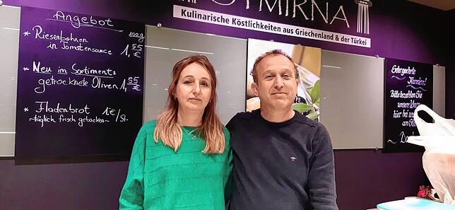 Elban und Mustafa Aygün betreiben in zwei Supermärkten Stände mit Oliven, Käse oder eingelegtem Gemüse.