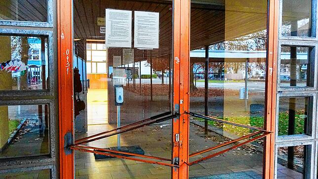 Die Turnhalle der Pestalozzischule gehört mit Baujahr 1960 zu den ältesten Sporthallen in Friedrichshafen. Der Zahn der Zeit hat auch an ...