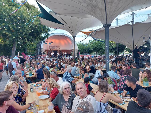 Sehr gut besucht: Der Stadtgarten beim Seenachtfest 2022.
