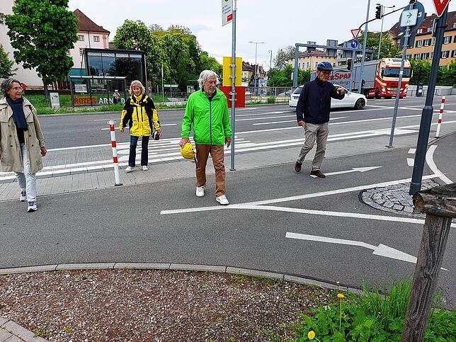 Zu wenig Platz und fehlende Wegweisung an der Bushaltestelle am Sternenplatz/Spanierstraße, finden (von links) Elisabeth Jansen, Irene ...