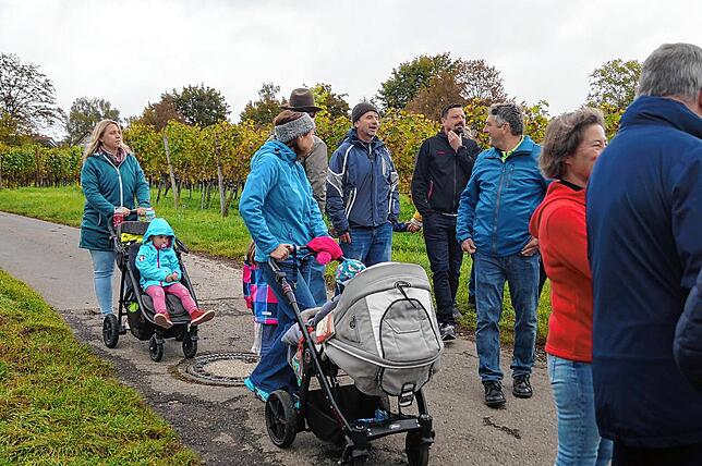 Bild 7: Bilder von der Dorfwanderung vom Rathaus zum Seeufer über Harlachen bis zum Kindergarten