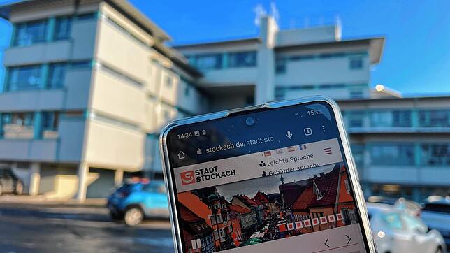 Die Internetseite der Stadt Stockach, hier auf dem Smartphone zu sehen, wurde im Zuge der Digitalisierungskampagne des Rathauses (im ...